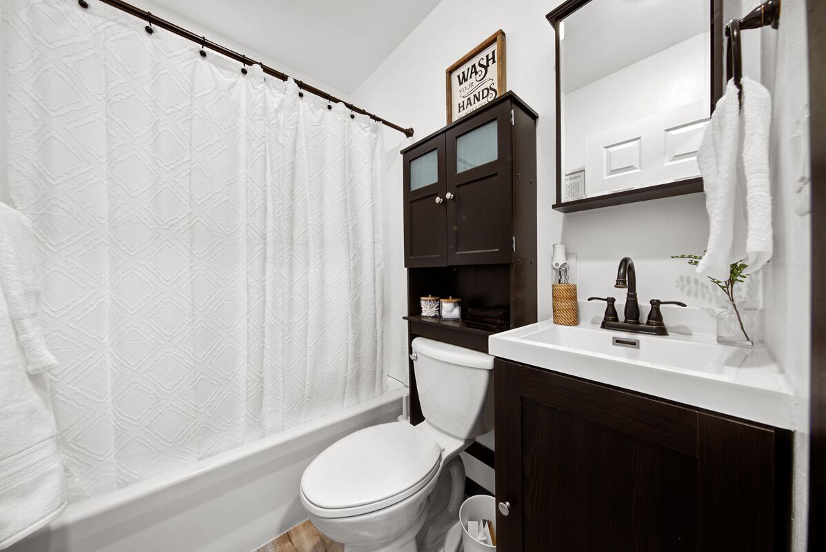 Snowbound Cottage - free wifi, deck, grill, private parking