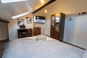 1 quarto, escrivaninha, Wi-Fi, roupa de cama