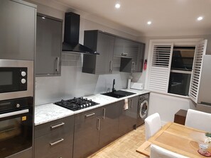 Geladeira, micro-ondas, fogão, cooktop