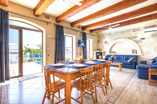 Ta Guljetta Villa Sleeps 8 with Pool
