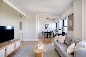 TV, stereo - Dreamy Gold Coast 1BR w/ Doorman & Gym, 2 blocks to L, by Blueground (Chicago)