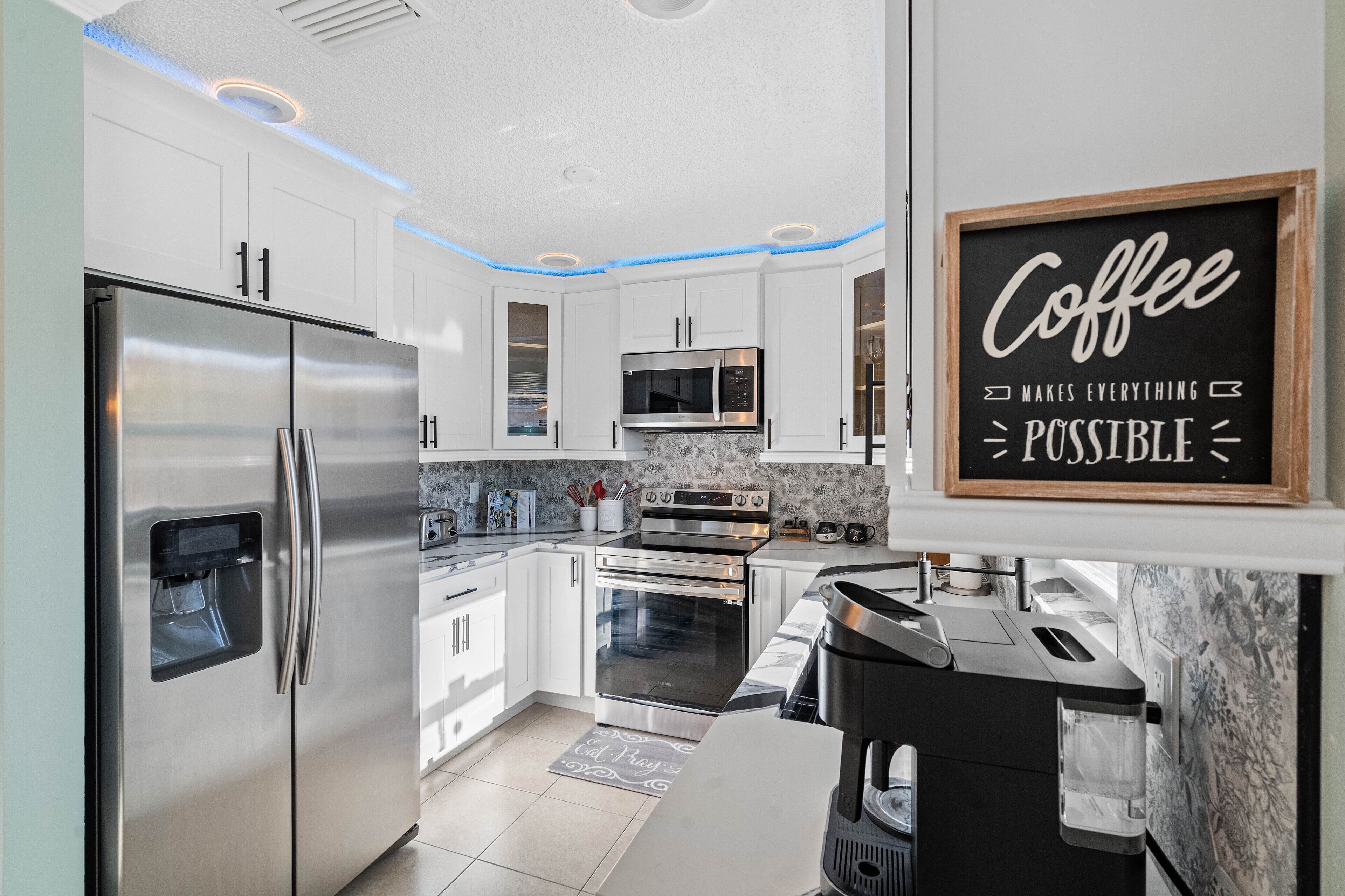 Réfrigérateur, micro-ondes, four, plaque de cuisson