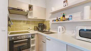 Kühlschrank, Mikrowelle, Ofen, Herdplatte