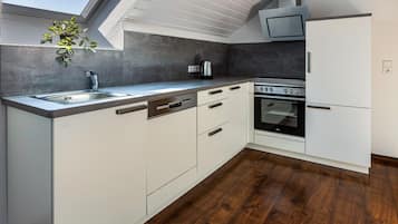 Fridge, oven, stovetop, dishwasher