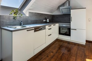 Frigorifero, forno, piano cottura, lavastoviglie