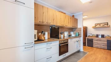 Refrigerador, horno, parrilla de estufa y lavavajillas