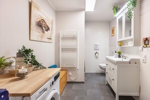 Douche, sèche-cheveux, serviettes fournies