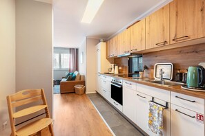 Frigorífico, horno, placa de cocina y lavavajillas