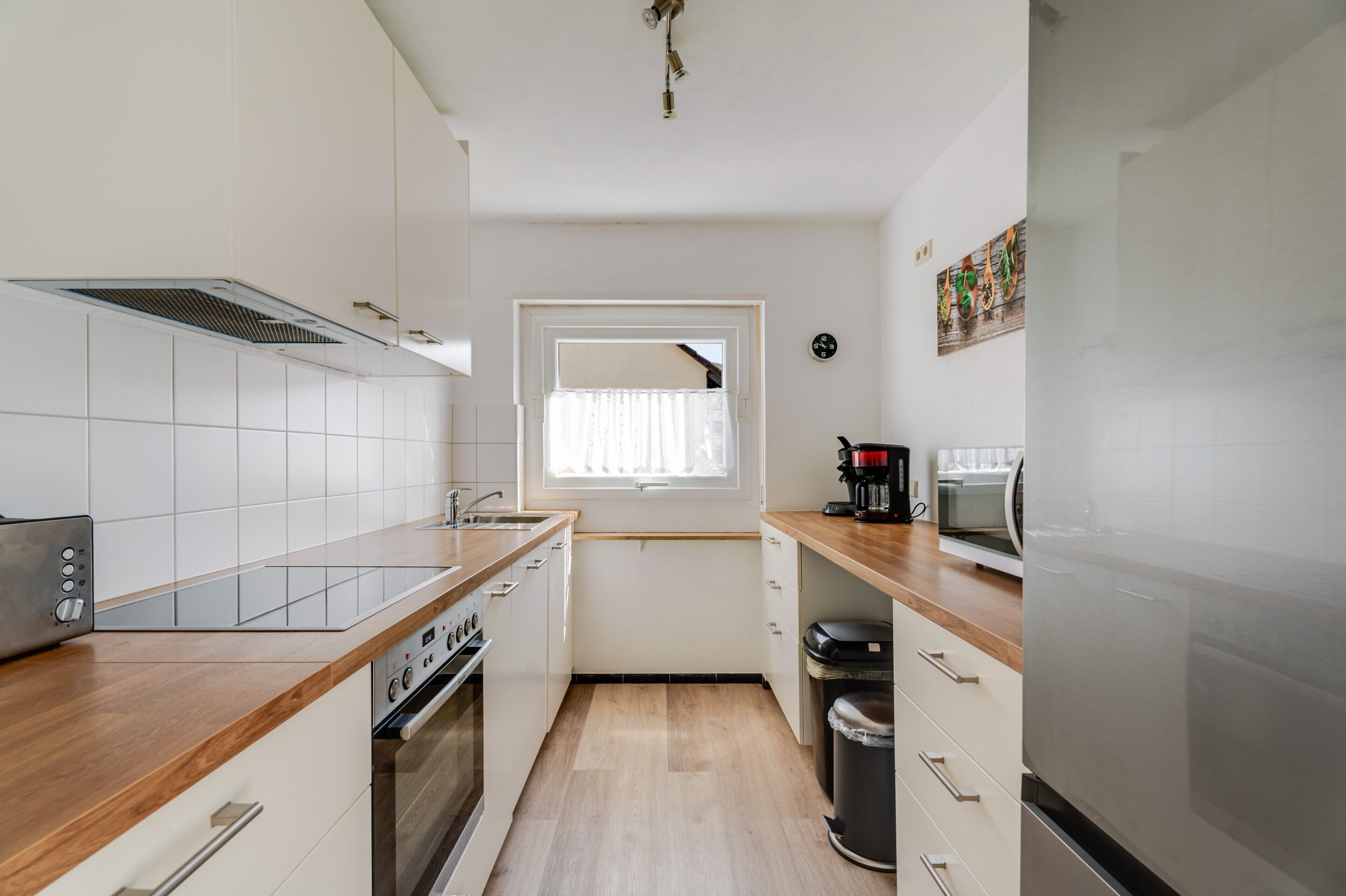 Kaffe- och tebryggare, kylskåp, mikrovågsugn och ugn