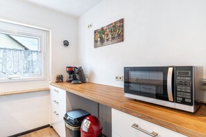 Kylskåp, mikrovågsugn, ugn och spishäll