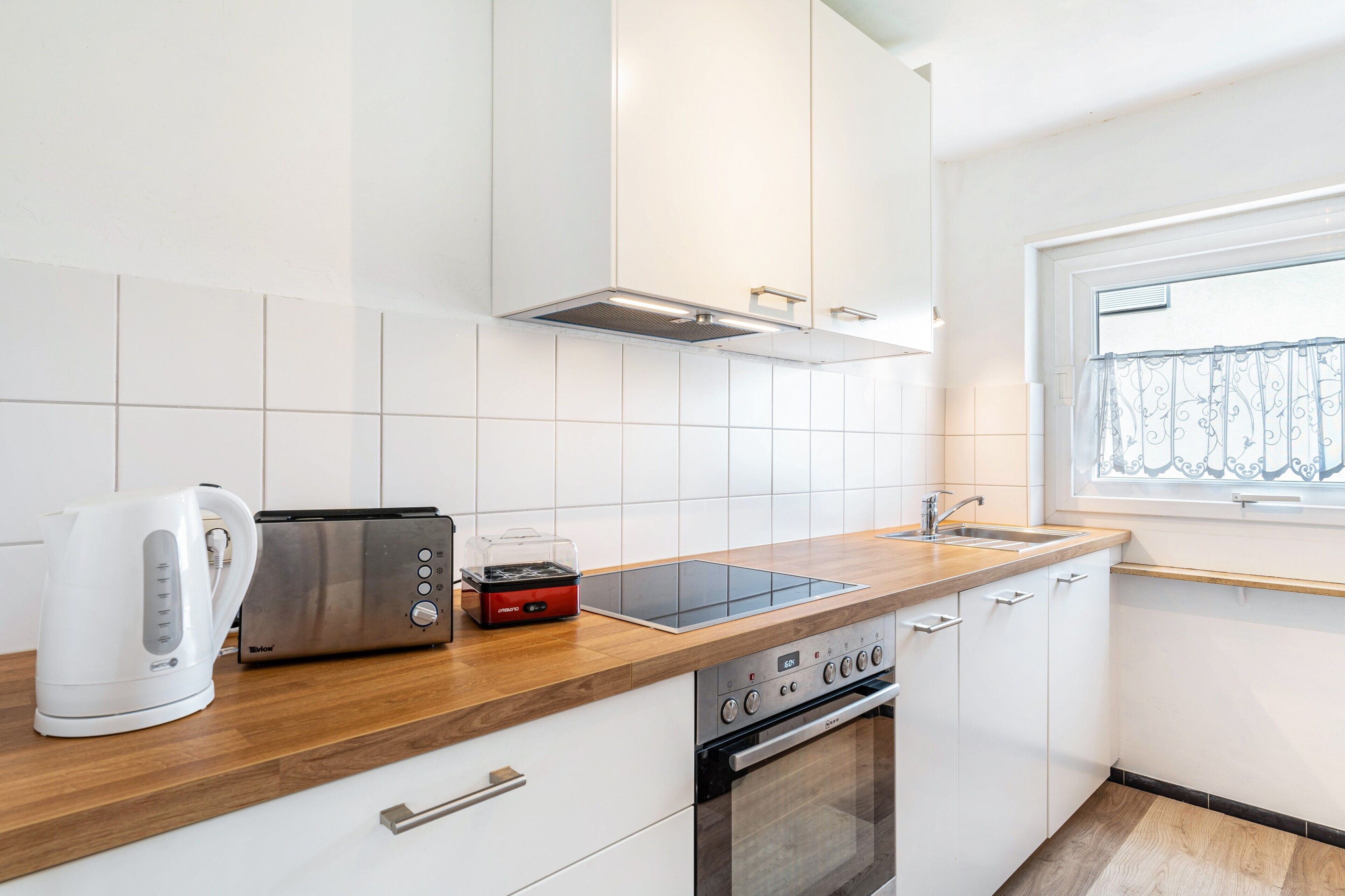 Réfrigérateur, four à micro-ondes, un four, surface de cuisson