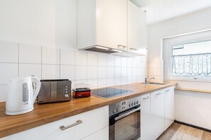 Refrigerador, microondas, horno, placa de cocina