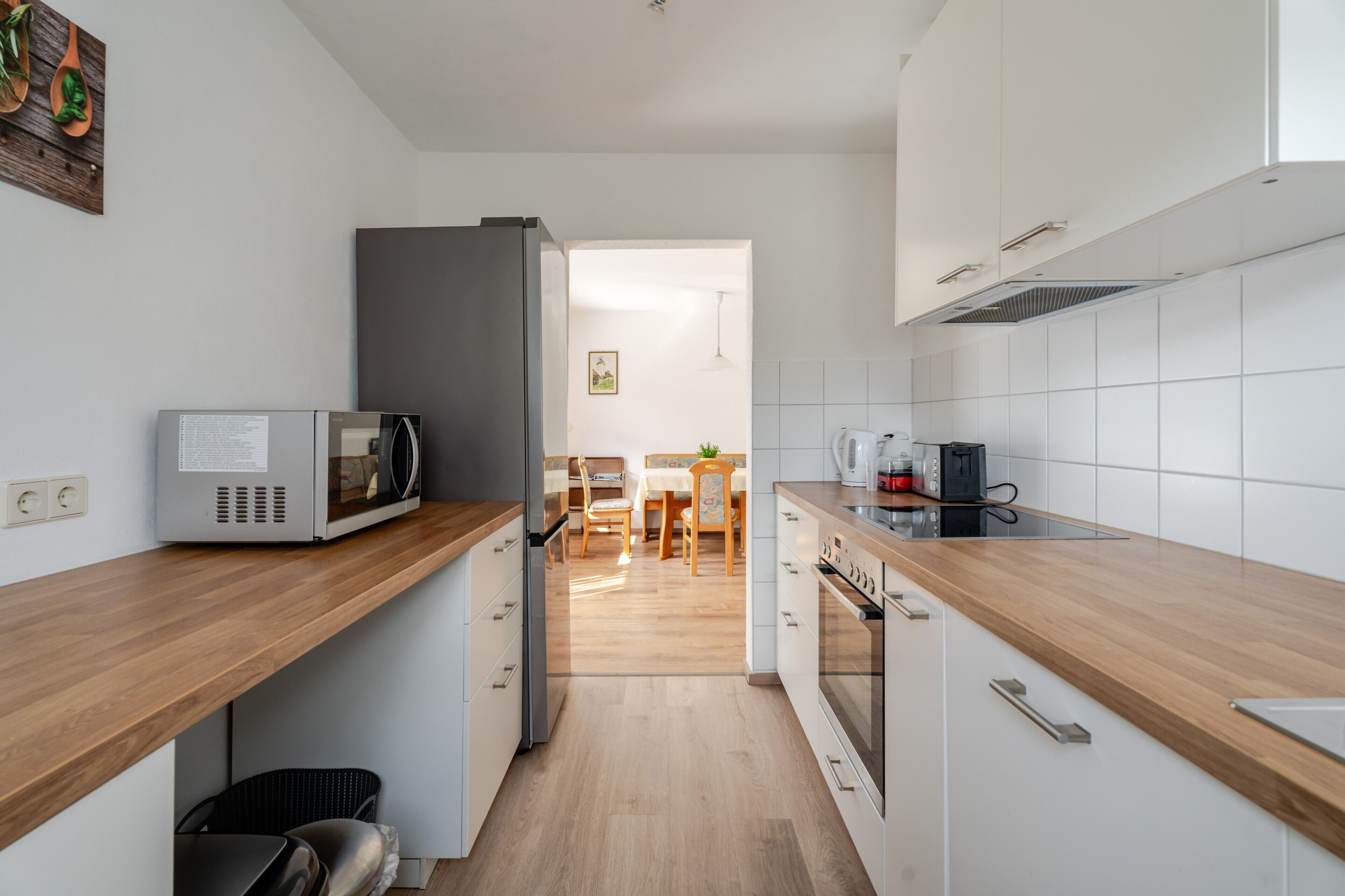 Wasserkocher mit Kaffee-/Teezubehör, Kühlschrank, Mikrowelle, Ofen