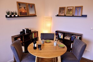 Dining - Holiday Apartment "Waldstadt" with Balcony and Wi-Fi (Potsdam)