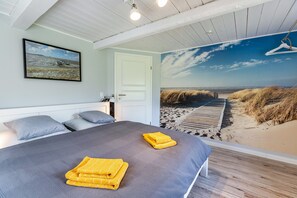 4 bedrooms, iron/ironing board, free WiFi, bed sheets - Vacation home 'Reetdachhaus Alter Deich' with private sauna, private garden and 6 e-bikes (Osterhever)