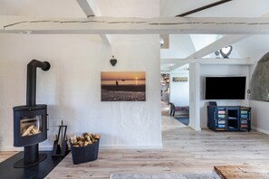 Interior - Vacation home 'Reetdachhaus Alter Deich' with private sauna, private garden and 6 e-bikes (Osterhever)