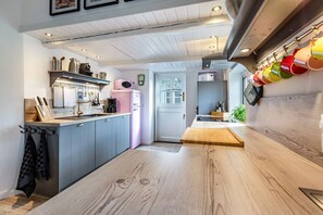 Køleskab, mikrobølgeovn, ovn, kogeplade