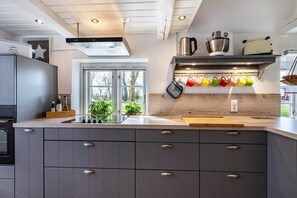 Fridge, microwave, oven, stovetop - Vacation home 'Reetdachhaus Alter Deich' with private sauna, private garden and 6 e-bikes (Osterhever)