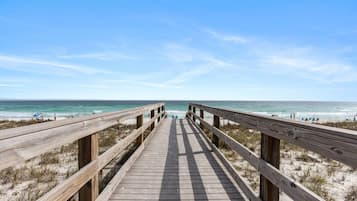 Na praia, espreguiçadeiras, toalhas de praia