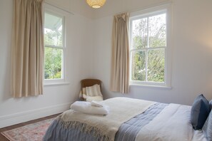 3 bedrooms, free WiFi, bed sheets - Charming, peaceful country cottage - close to shops etc (Carterton)