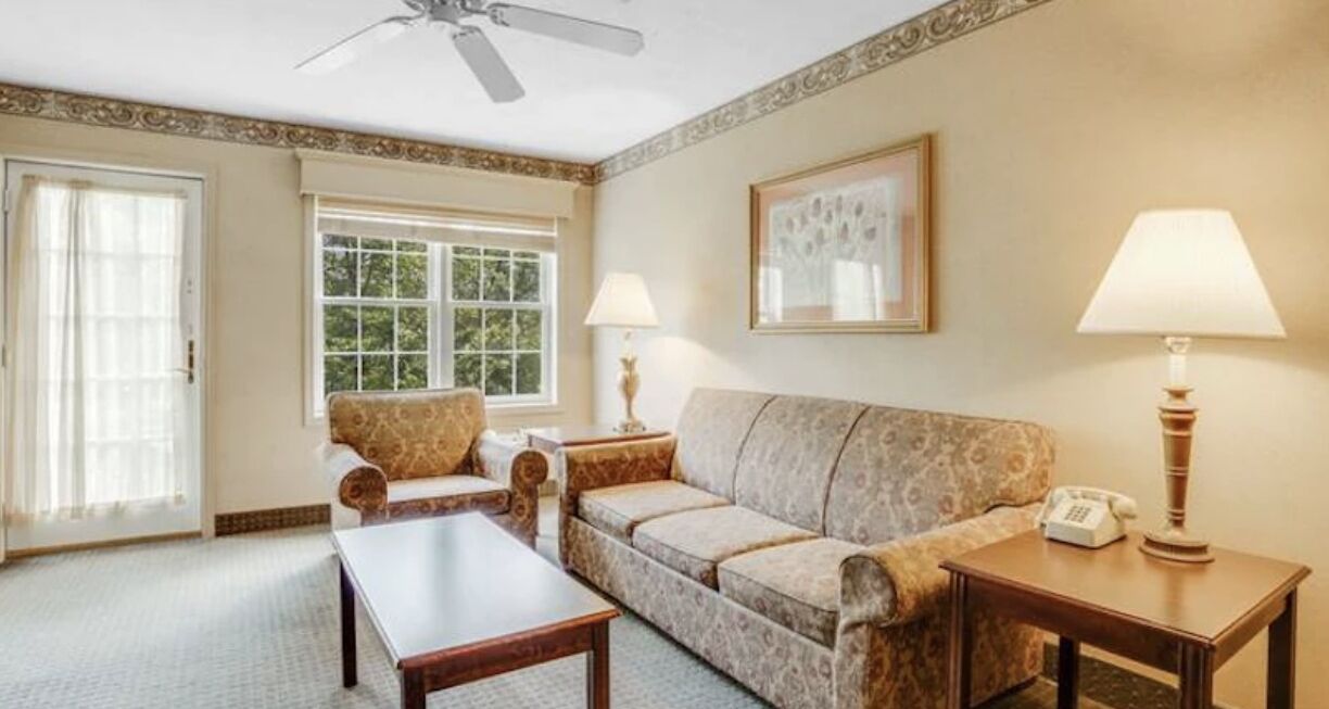 Beautiful two bedroom apartment with jacuzzi surrounded by Pocono Mountains