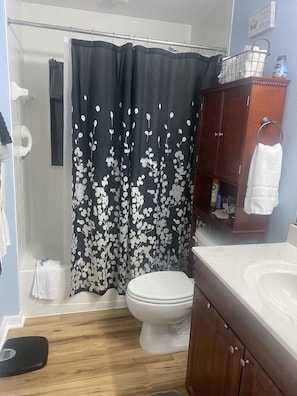Hair dryer, towels, toilet paper - Play where you vacation inside secure  gates to the community of Lakeside Landin (Oxford)