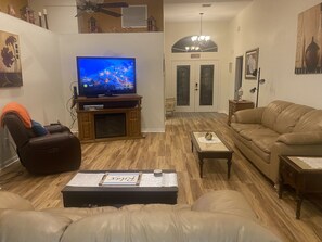 Smart TV, tenis de mesa, biblioteca musical y videoteca 