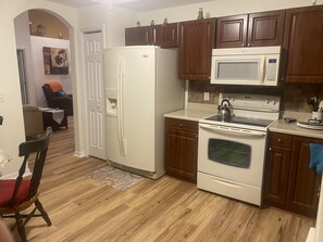 Refrigerador, microondas, horno y lavavajillas 