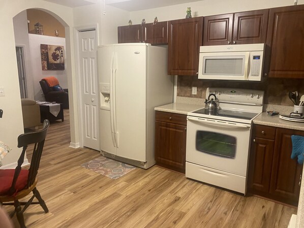 Refrigerador, microondas, horno y lavavajillas 