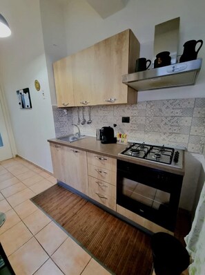 Fridge, microwave, oven, stovetop - Apartment in the historic center of Reggio Calabria. (Reggio Calabria)