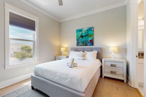 5 عدّة غرف نوم وخدمة الإنترنت وملاءات أسرّة