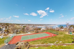 Sport court - Second-floor condo with gorgeous ocean view - walk to town, beach & lighthouse (Ogunquit)