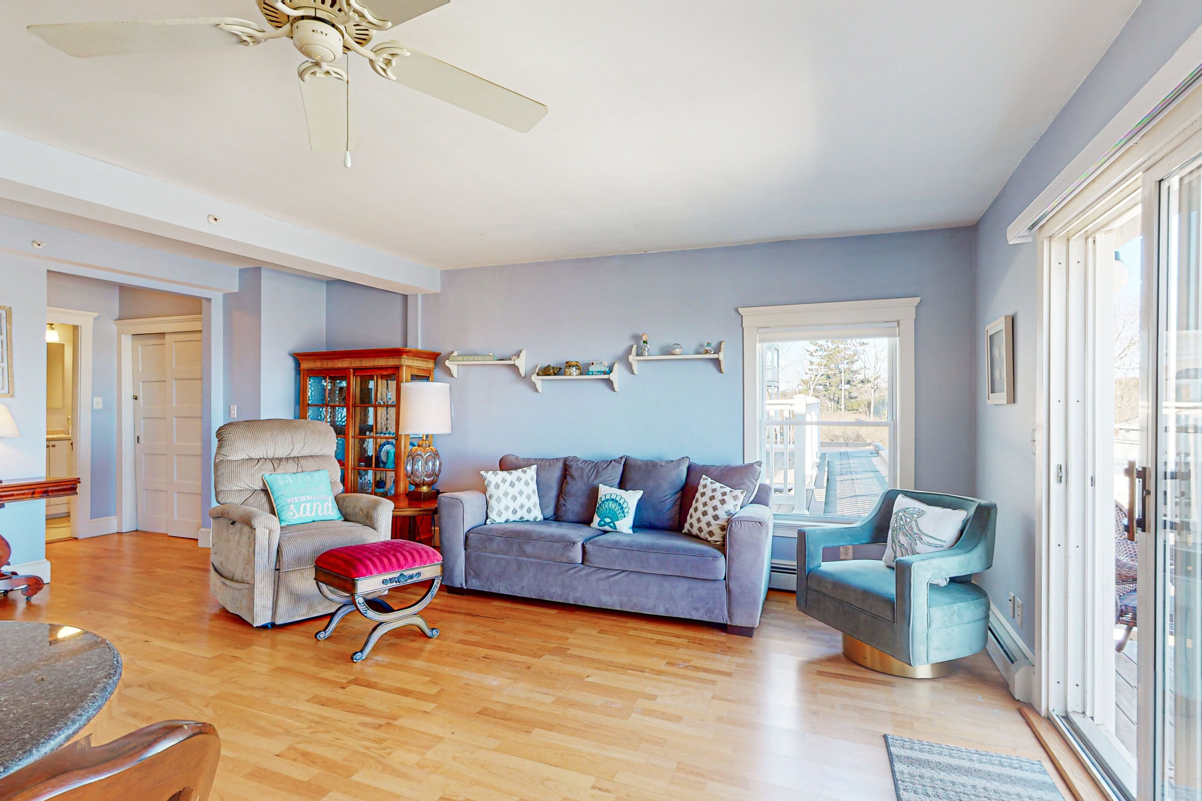 Second-floor condo with gorgeous ocean view - walk to town, beach & lighthouse