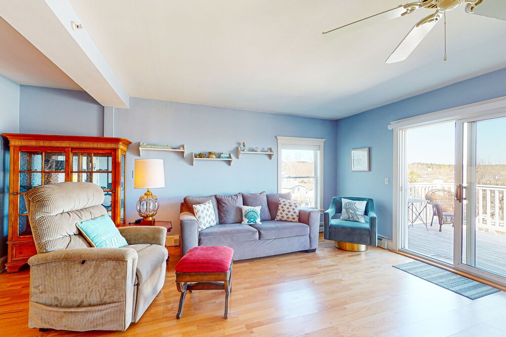 Second-floor condo with gorgeous ocean view - walk to town, beach & lighthouse
