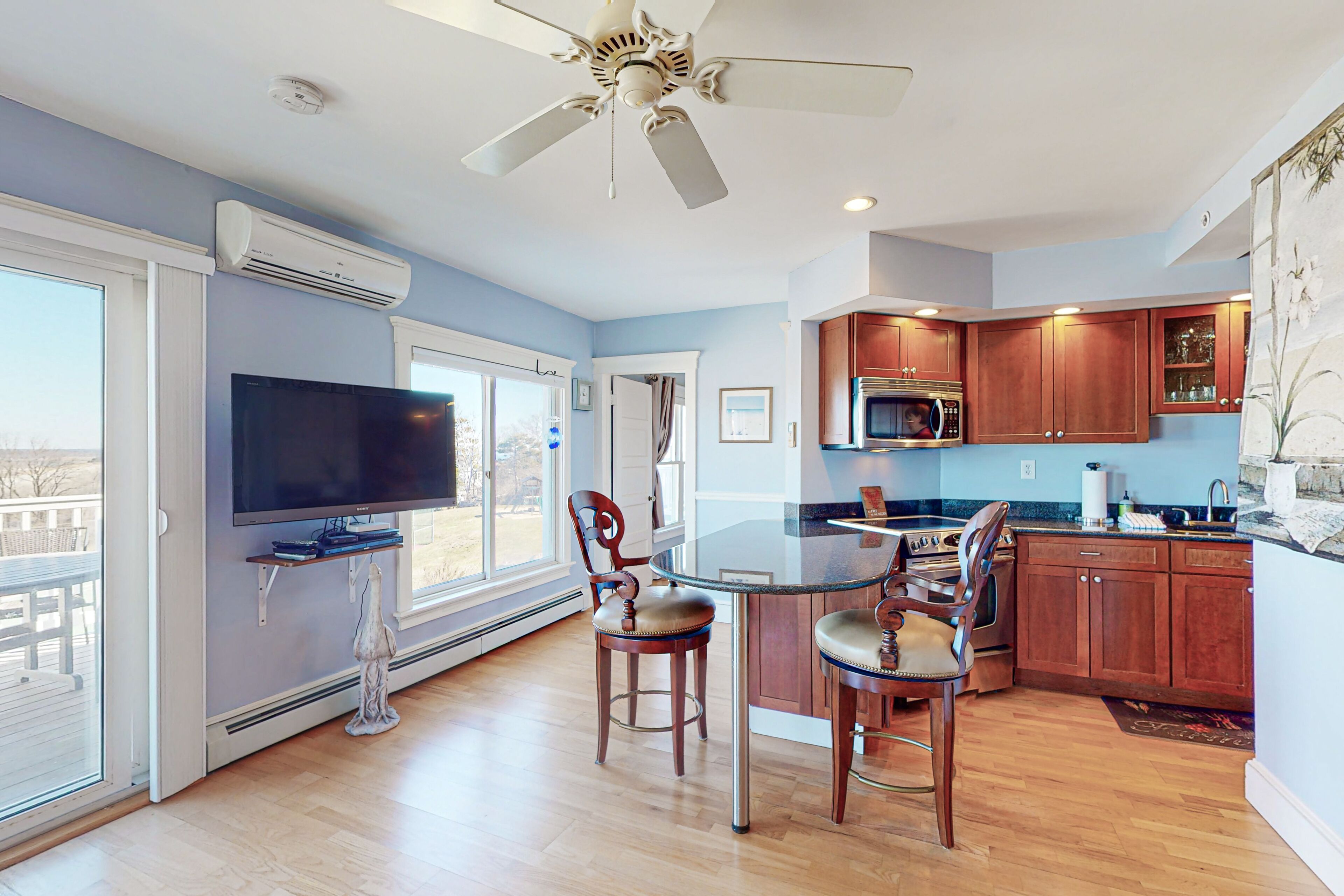 Second-floor condo with gorgeous ocean view - walk to town, beach & lighthouse