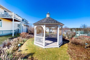 Property grounds - Second-floor condo with gorgeous ocean view - walk to town, beach & lighthouse (Ogunquit)