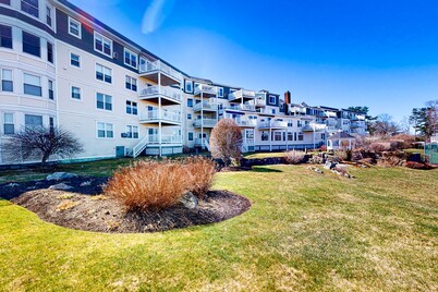 Second-floor condo with gorgeous ocean view - walk to town, beach & lighthouse