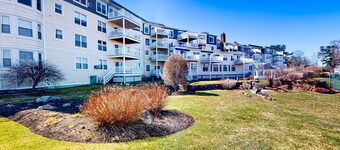 Second-floor condo with gorgeous ocean view - walk to town, beach & lighthouse