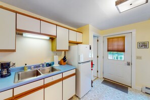 Jääkaappi, mikroaaltouuni, uuni, liesi