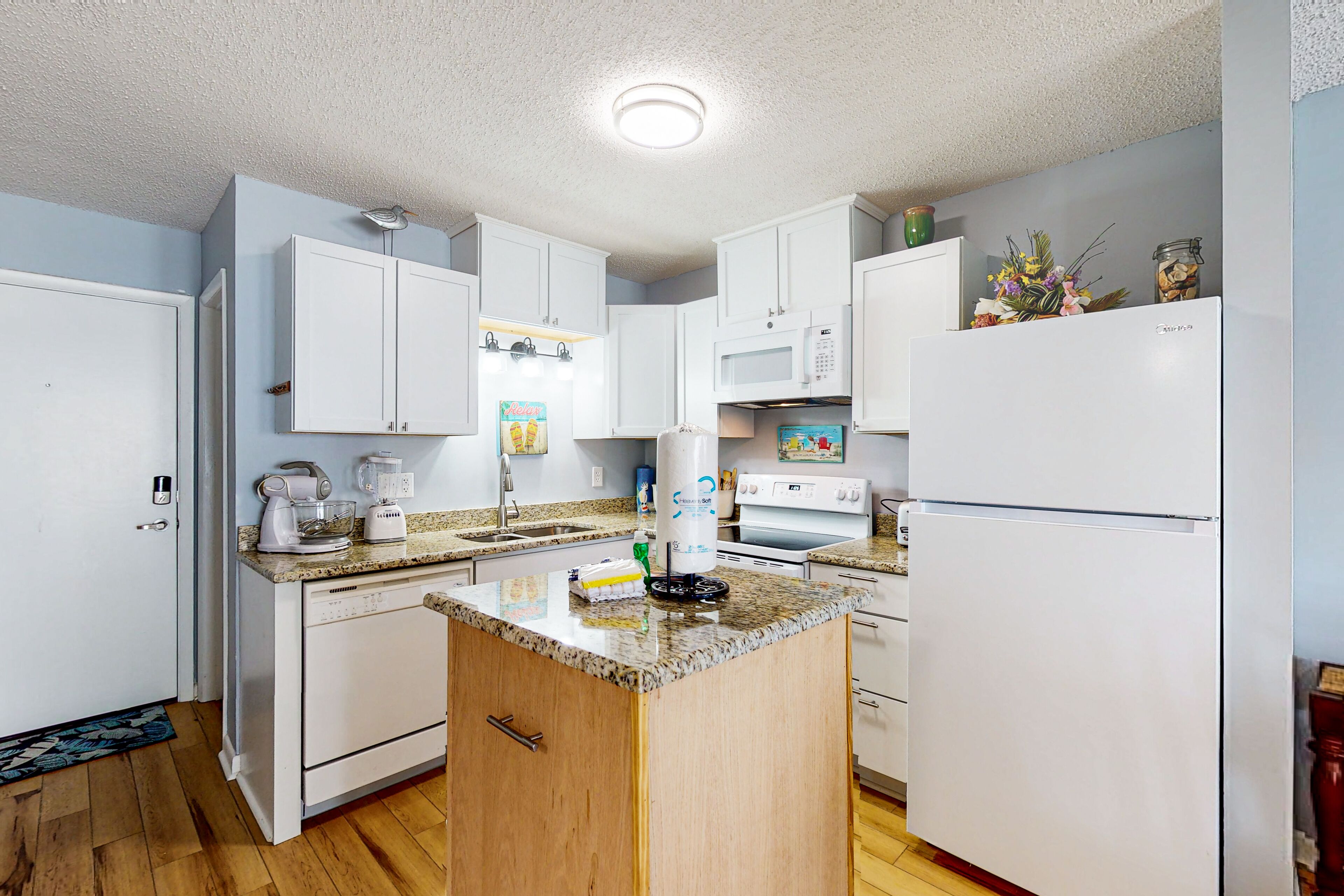 Newly-renovated Gulf view condo with pools, hot tub, & beach access