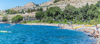 Third-floor condo overlooking Lake Chelan with pool & hot tub - steps to lake