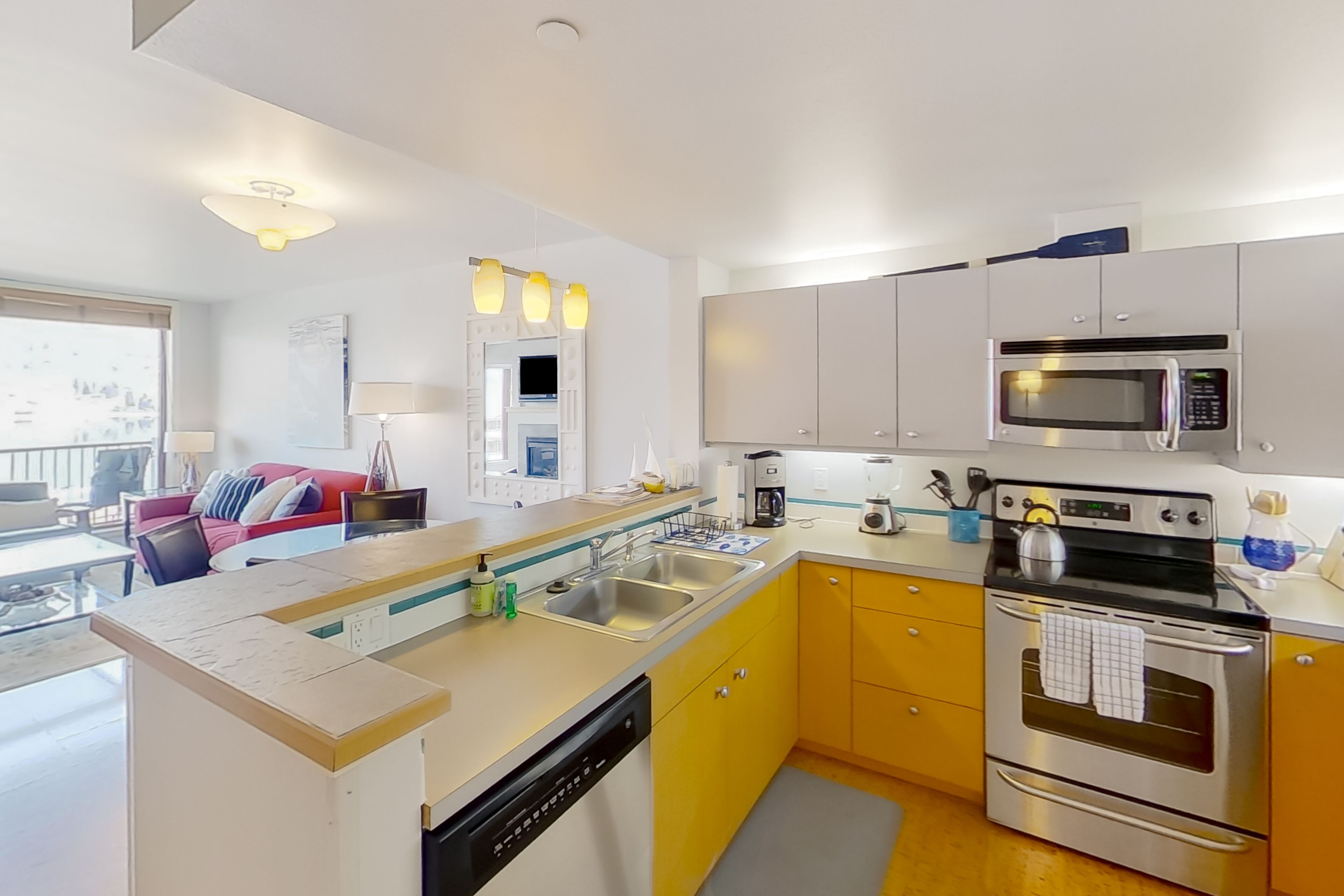 Third-floor condo overlooking Lake Chelan with pool & hot tub - steps to lake