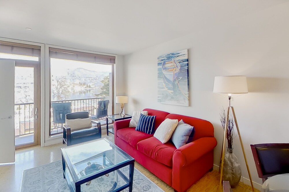 Third-floor condo overlooking Lake Chelan with pool & hot tub - steps to lake