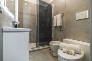 تجهيزات دش، مجففات شعر، مراحيض شطف، مناشف