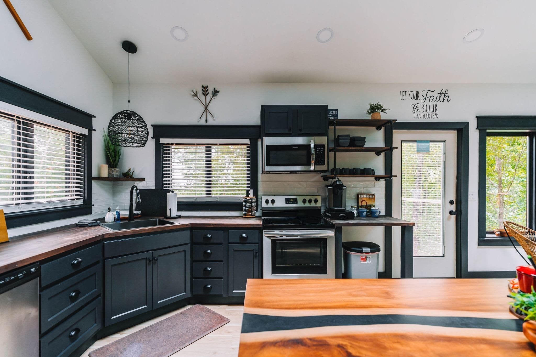 Jääkaappi, mikroaaltouuni, uuni, liesi