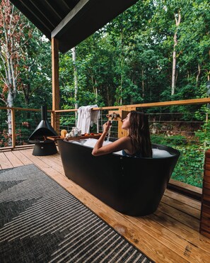 Outdoor spa tub