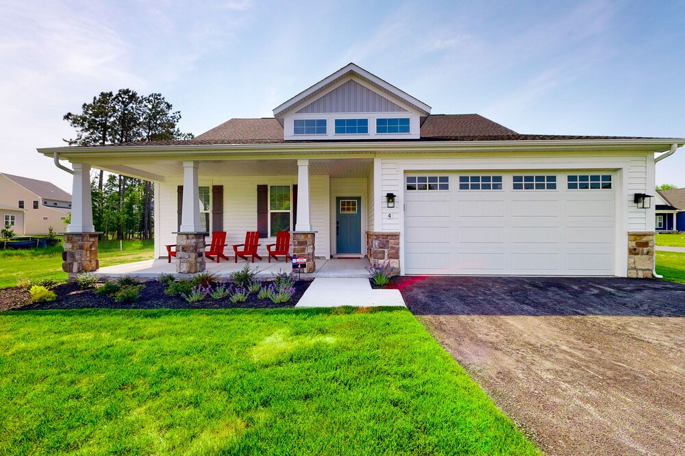 Sea Oaks home with new updates, a patio, gas grill, children's games, W/D, & AC