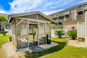 Terrace/patio - Getaway by the sea with pools, hot tub, & grilling area - scenic balcony and AC (Myrtle Beach)