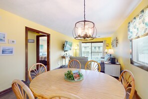 Dining - Getaway by the sea with pools, hot tub, & grilling area - scenic balcony and AC (Myrtle Beach)