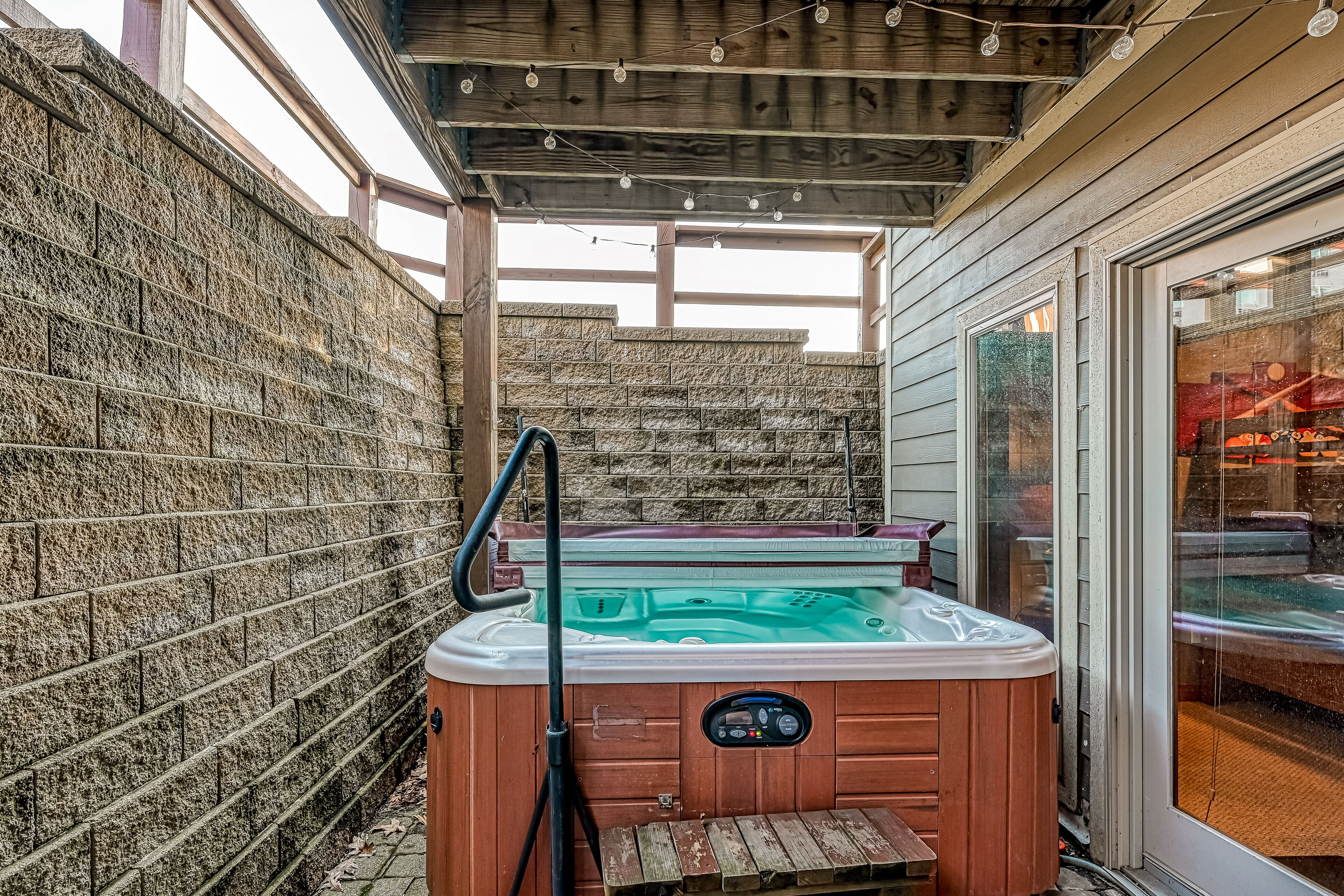 Spacious townhome with balconies, hot tub, pool table, & fireplace